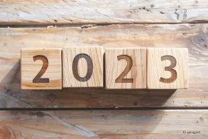 Headerbild Steuerrecht 2023: 4 Würfel liegen auf einem Tisch und zeigen die Kombination 2023