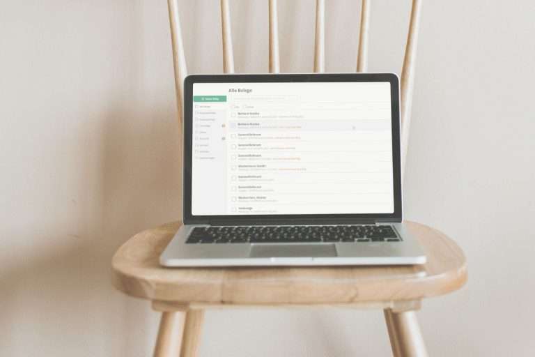 Steuerblog für Selbstständige: Gründung. Laptop auf einem Stuhl.