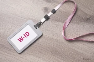Headerbild Wirtschaftsidentifikationsnummer: ID-Ausweis liegt auf einem Holztisch. Auf der ID steht. W-ID.