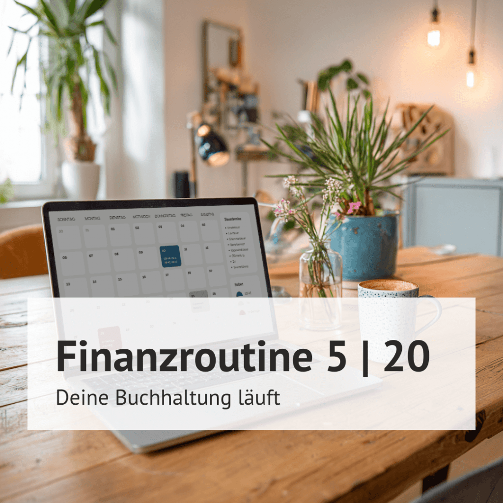 Produktbild Finanzroutine 5 | 20: Laptop steht auf einem Holztisch, eine Tasse daneben.