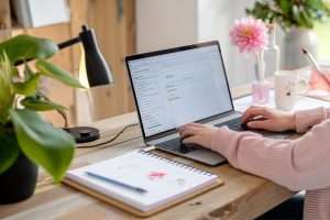 Titelbild: E-Rechnung: Was seit 2025 gilt – und was sich zukünftig noch ändert. Frau sitzt am Laptop am Schreibtisch.