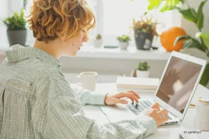 Titelbild: Wie funktioniert digitale Buchhaltung. Frau am Schreibtisch vor dem Laptop.